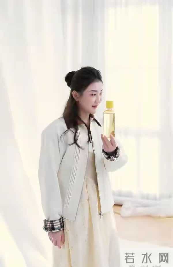 陈梦最新广告拍摄花絮，半扎发造型美得似公主，笑靥如花灵动可爱