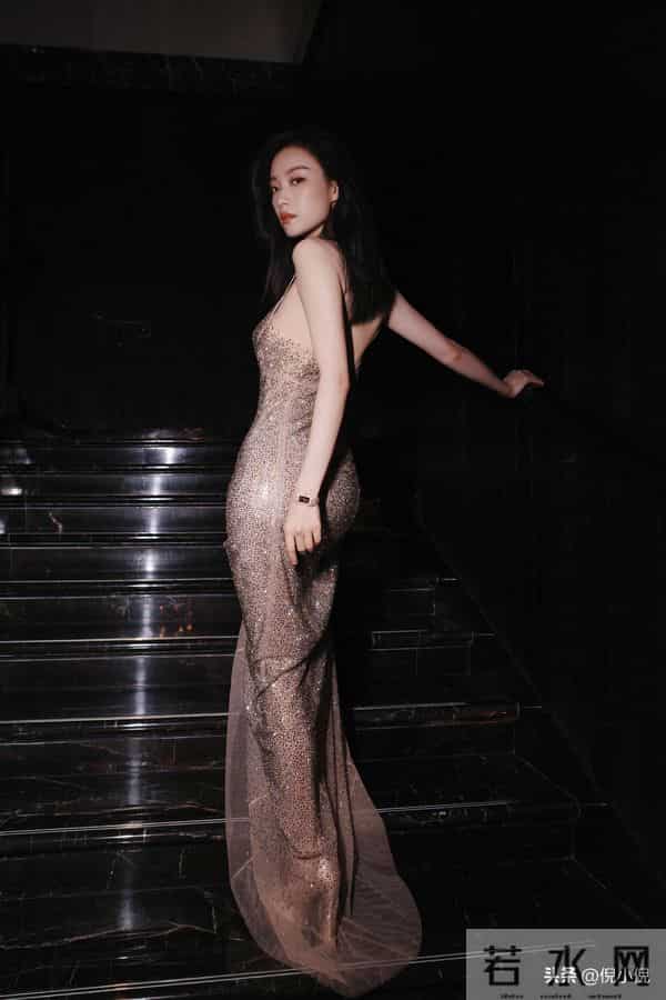倪妮，散发光芒的她是聚光灯下的焦点