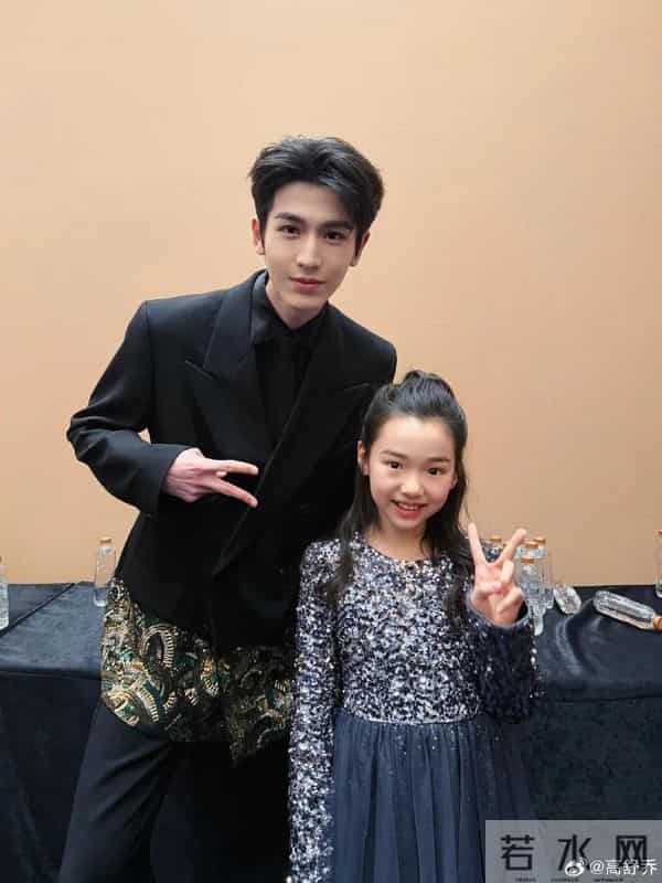 董璇9岁女儿小酒窝现身尖叫之夜!和“17位”顶流亲密合影 太爽了