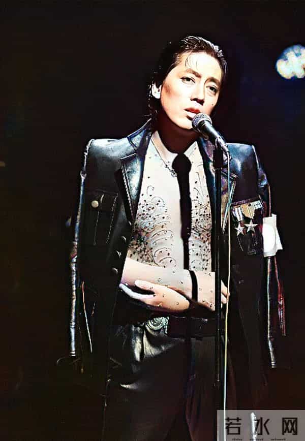 八十年代谭咏麟合影,身旁日本乐坛巨匠,十九岁开创视觉系先河