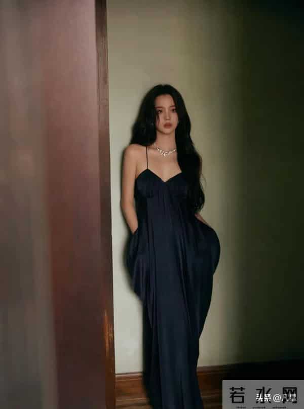 欧阳娜娜，身穿黑色吊带裙破碎感十足