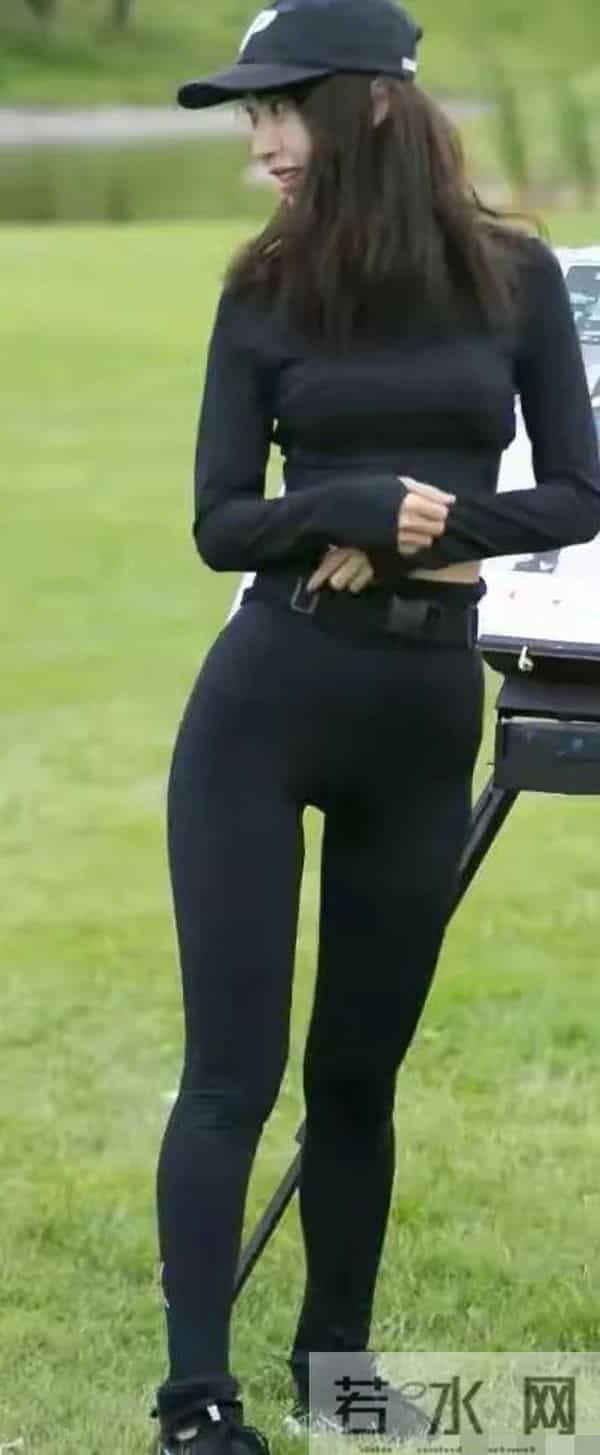 李菲儿瑜伽裤穿搭，这腿！这腰！黄金三围可不是吹的！