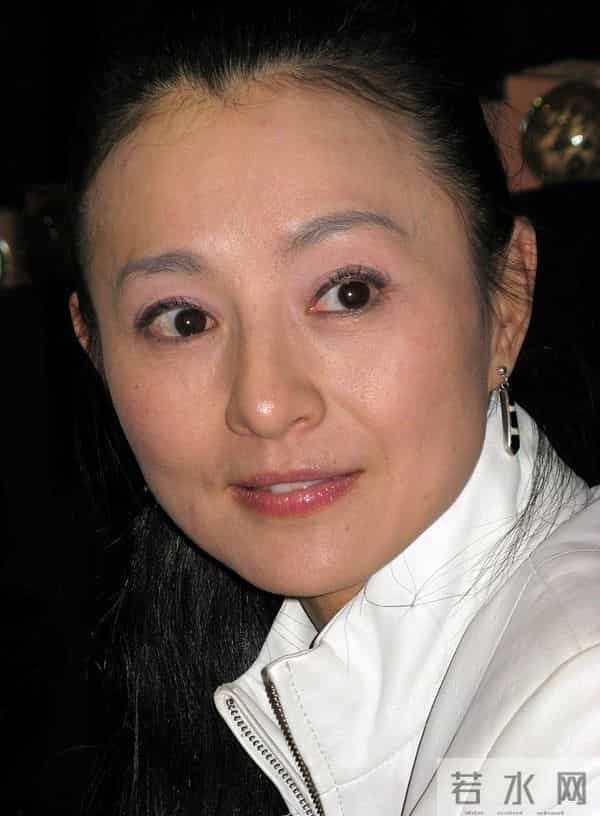 36岁嫁大17岁亿万富豪,入豪门后名声扫地,如今60岁依旧孤身一人