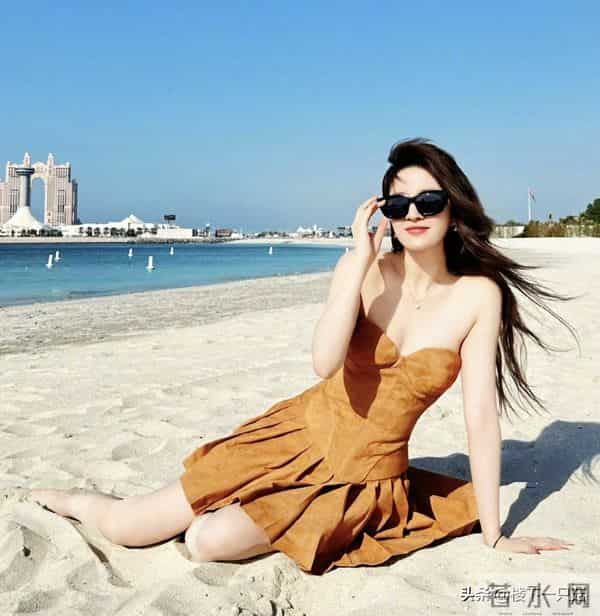 刘亦菲扎高马尾 穿LV无袖连衣短裙看F1 皮肤白得发光 美得肆意又张扬