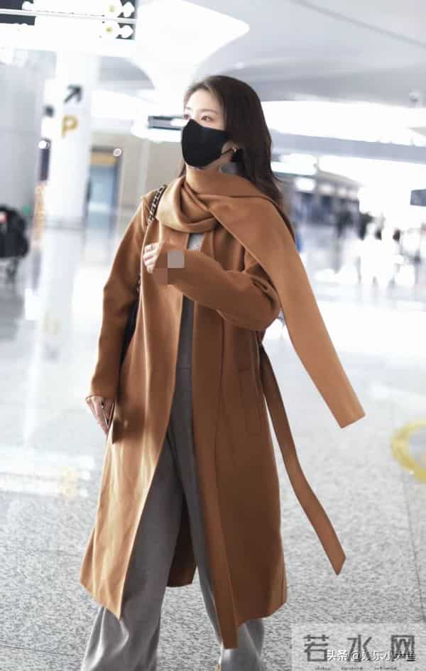 李云霄杭州机场被偶遇,穿棕色翻领长款大衣,好温柔气质美到犯规