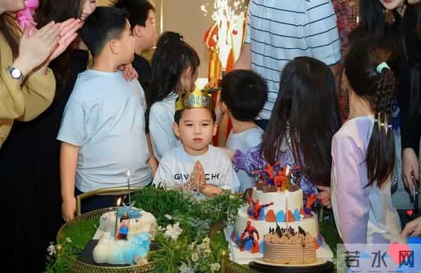 李小萌夫妇为小儿子庆祝4岁生日，模样像极了王雷，大儿子像妈妈