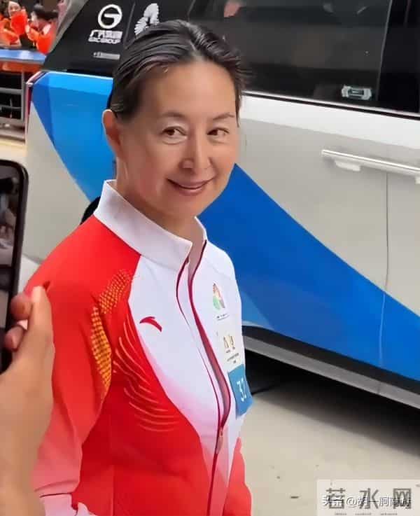 何超琼海口开幕偶遇,生图眼袋凸出显疲惫,灰毛衣小短裙超接地气