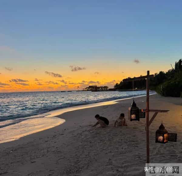 夏露晒泳装照 秀美背大长腿 疑马龙为妻拍照 陪两个儿子马尔代夫度假