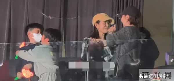 陈妍希儿子8岁1米5长相随爹，高冷范儿遇上谢楠儿子自来熟笑不活