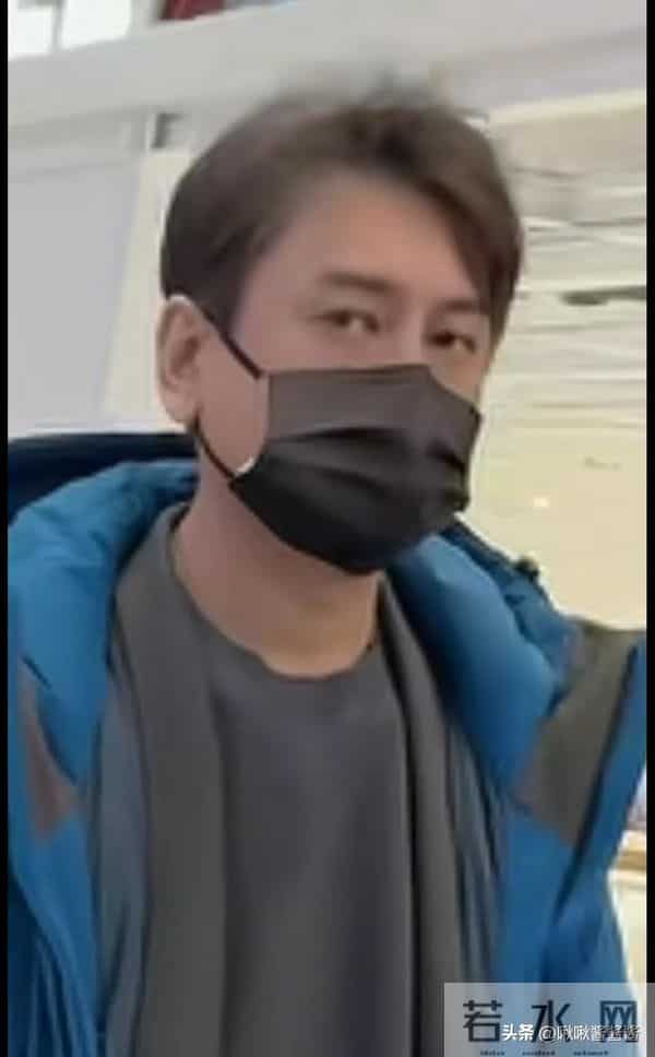 朱孝天现身机场，冲网友黑脸翻白眼，他一手扯烂了偶像圈的遮羞布