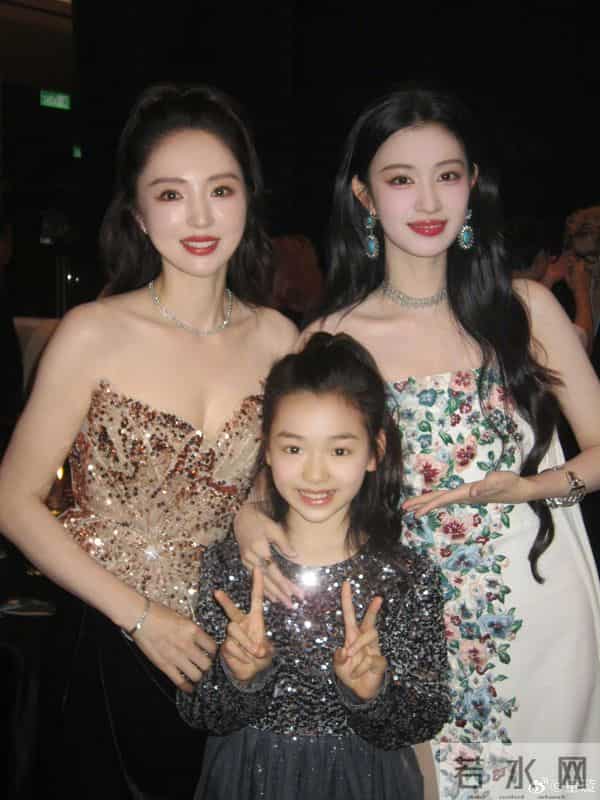 董璇 佟丽娅两人的好身材真是旗鼓相当 小酒窝和多位明星合照好幸福