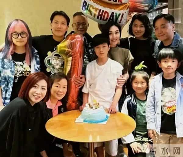 杨千嬅13岁儿子身高1米7 一年竟然长了10公分 长相和丁子高一模一样