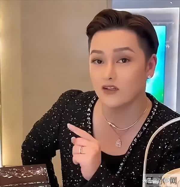 人民日报怒批!炫富、偷税749万、跑国外,现又来“割内地韭菜”