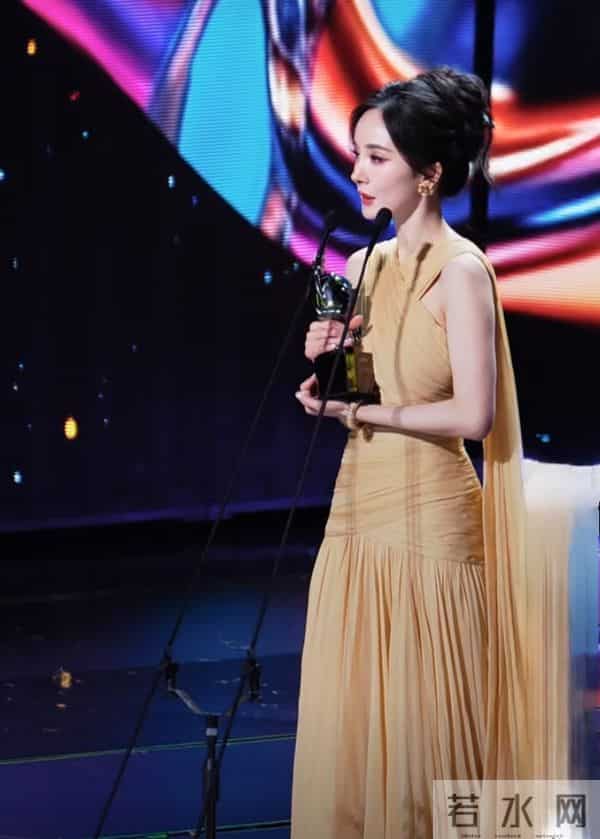 杨幂一袭暖黄长裙登爱奇艺尖叫之夜，领奖造型美到犯规