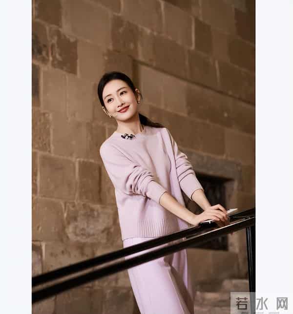 王鸥跟女儿散步，母亲一起同行，祖孙三代好温馨！