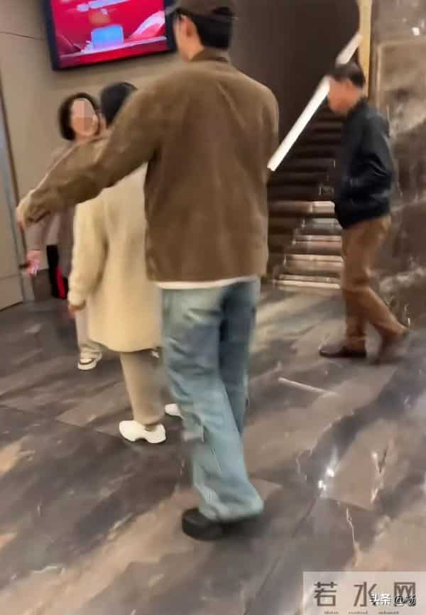 黄景瑜和爸妈餐馆吃饭,打扮低调,看来发量是遗传烫了卷发的妈妈