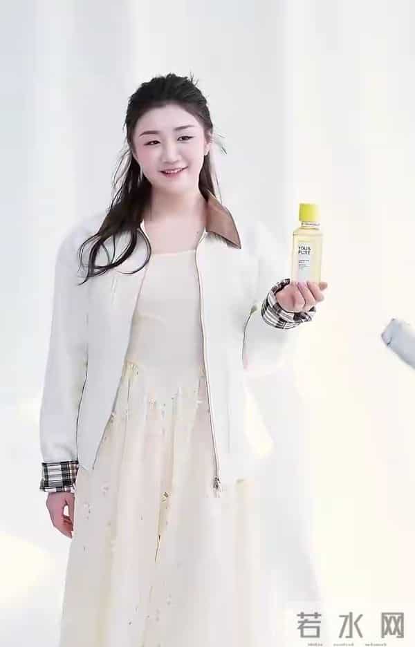 陈梦最新广告拍摄花絮，半扎发造型美得似公主，笑靥如花灵动可爱