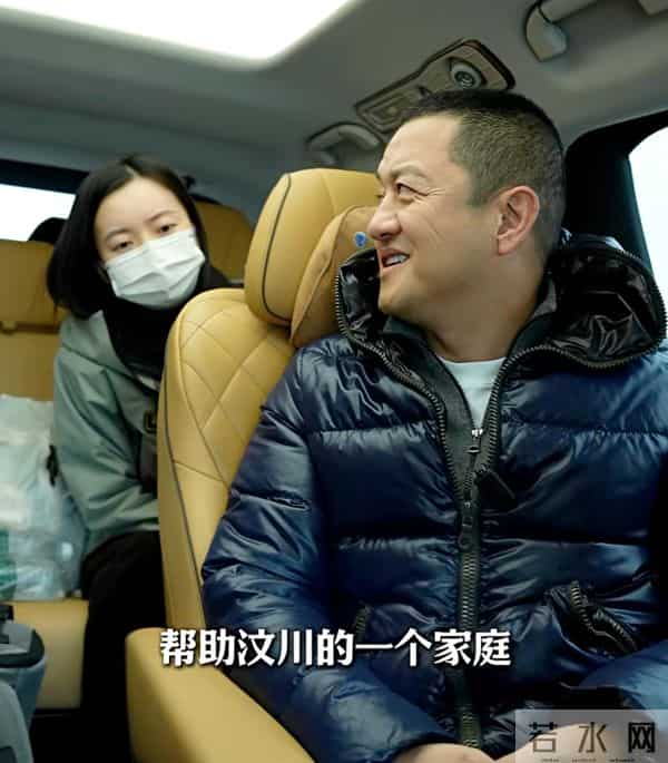 李亚鹏公开“第四个女儿”：17年前助养的汶川地震中遭截肢女孩，在其资助下考上电子科技大学，两人重逢后相拥而泣