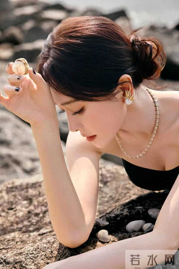 秦岚性感抹胸礼服,姿势太妖娆了