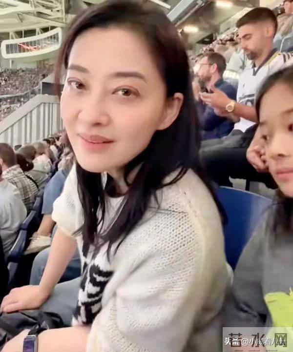 梅婷带儿女德国看球赛，12岁快快和妈妈撞脸，相处模式堪比闺蜜