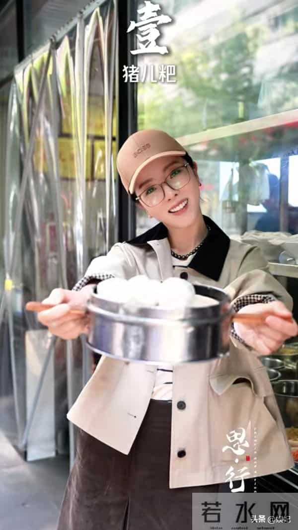 39岁李思思晒游玩穿搭：刺绣背心+半身裙，优雅从容，嫩得像28岁