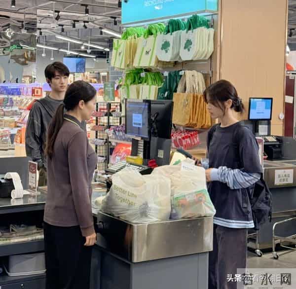 杨超越现身珠海一家超市购物,她的穿衣打扮好少女,身材纤瘦。