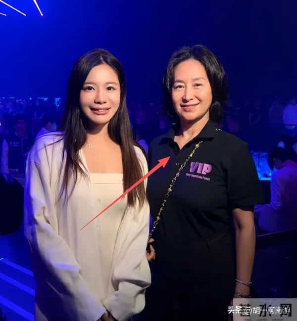 何超琼海口开幕偶遇,生图眼袋凸出显疲惫,灰毛衣小短裙超接地气