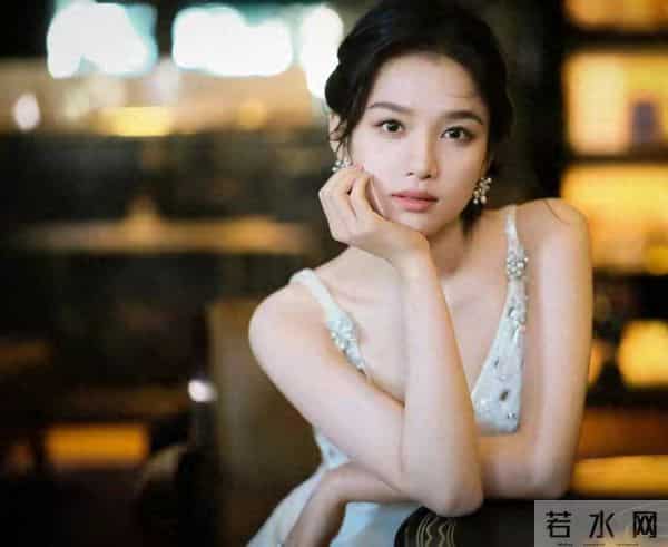 张婧仪 吊带深v连衣裙 性感美丽