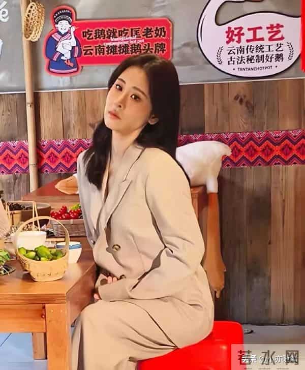 张碧晨在昆明吃火锅被偶遇,美得不可方物,嘟嘴的模样又萌又可爱