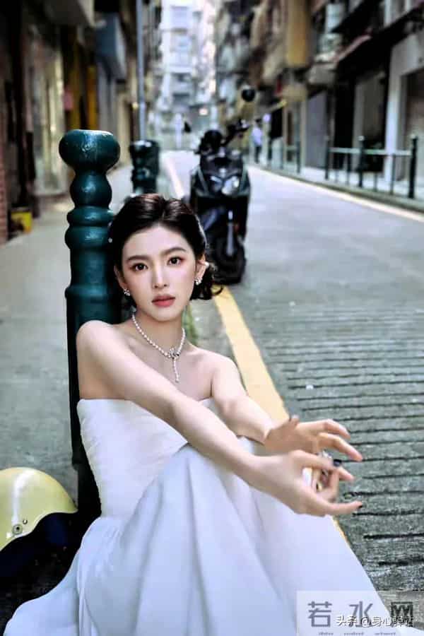 章若楠最新写真实锤“清纯天花板”！白裙阳光下甜笑，这状态好美