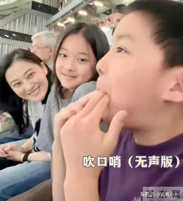 梅婷带儿女德国看球赛，12岁快快和妈妈撞脸，相处模式堪比闺蜜