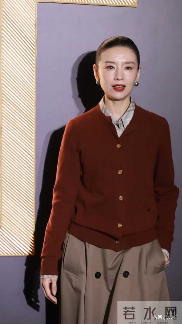 45岁董洁活动穿搭：针织开衫+半身裙，干练又知性，状态真好啊