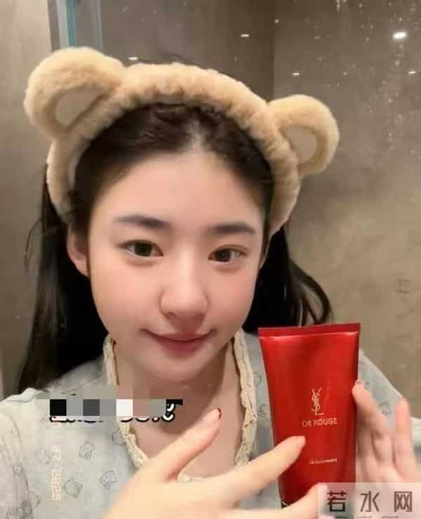 黄一鸣带女儿医院看病，意外暴露女儿名字，网友：王思聪会后悔的