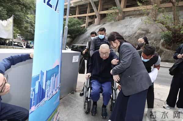 刘銮雄坐轮椅现身，和甘比十指紧扣很有夫妻相，保镖搀扶隔白毛巾