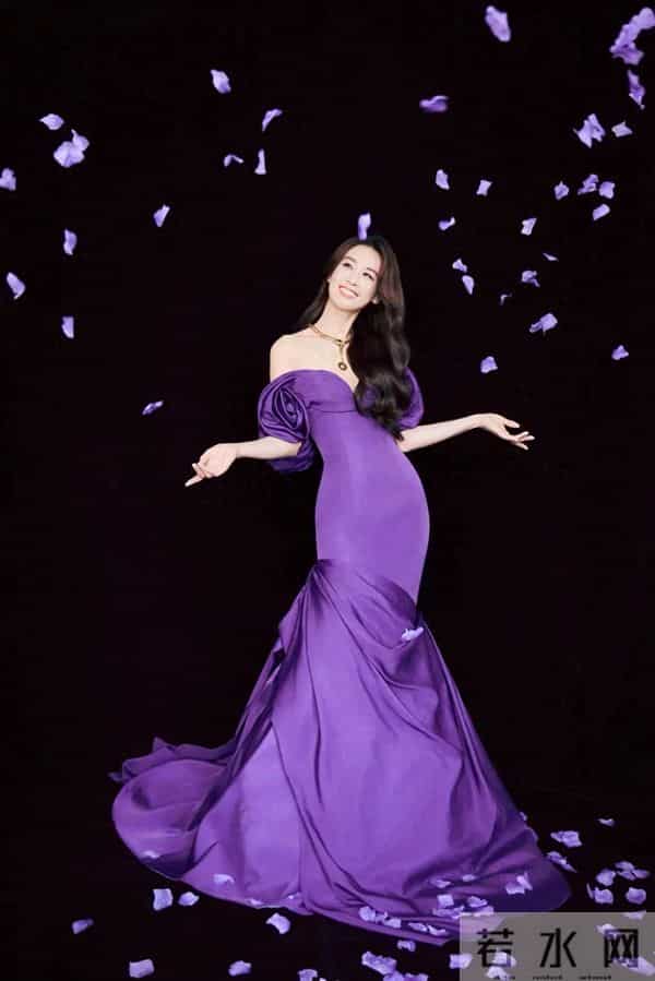 黄圣依身穿一袭紫色抹胸礼服裙，紫色果然很有“韵味”