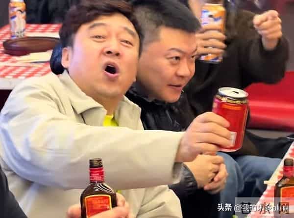 赵本山儿子请客吃砂锅，赵一楠染一头黄发，宋晓峰喝到脸泛红