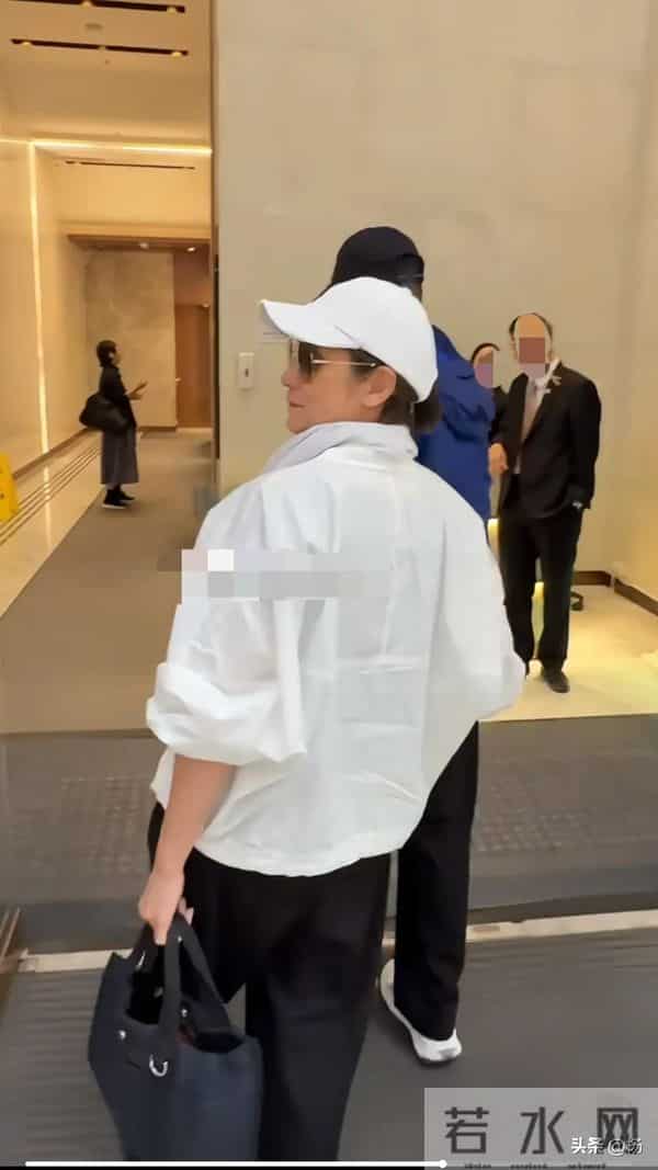 67岁苗侨伟和妻子戚美珍现身香港街头，打扮休闲普通，年华迟暮！