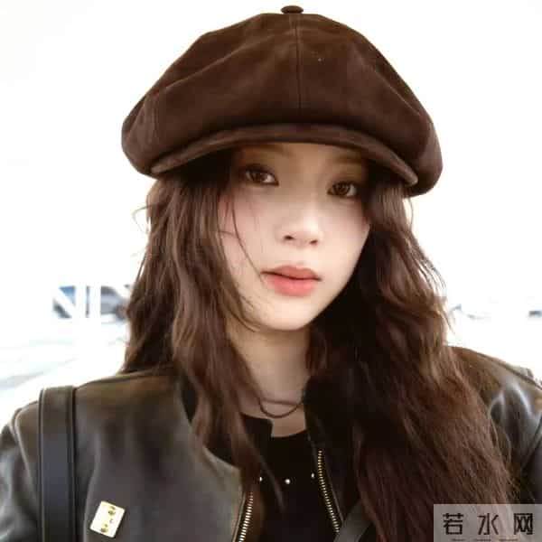 欧阳娜娜现身阿布扎比亚斯！修身皮上衣+长裤，甜妹变“酷姐”