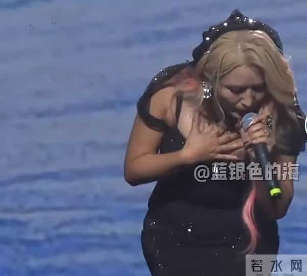 39岁何洁演唱会状态曝光，独自赚钱养4娃，二婚丈夫助力并不高