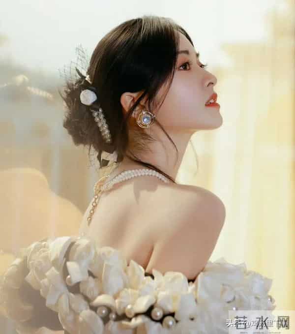 沈月突袭王鹤棣家炸串店:素颜裹酱干饭,棣爸塞袋投喂才是真售后