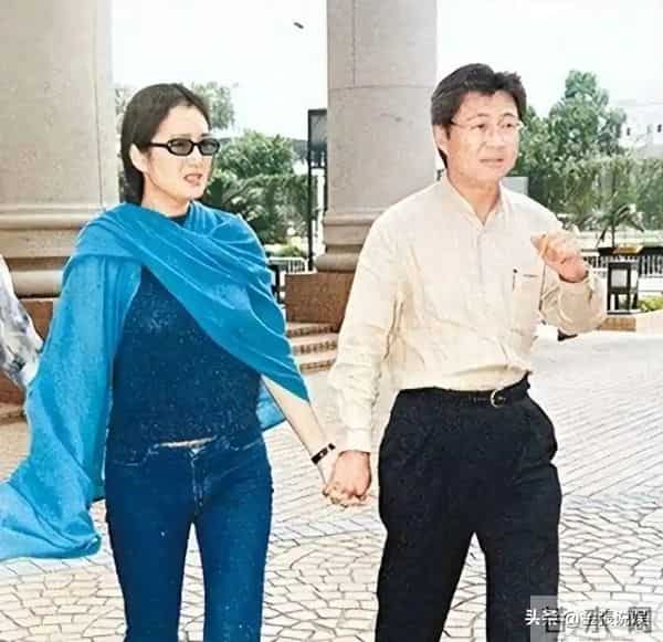 恩爱了6年,76岁的法国老公衰老萎缩,59岁的巩俐正绚烂如花