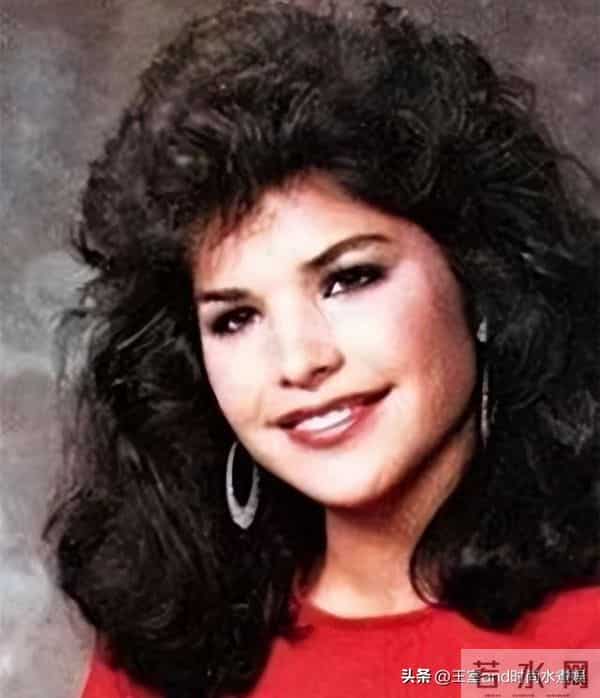 55岁桑切斯又嫩了!穿黑皮裙,肌肤白得发光,牵手贝佐斯像两代人