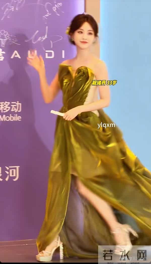 澳门这晚，杨幂罕秀性感，蓝盈莹气场十足，都败给了75岁的刘晓庆