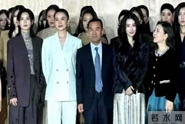 当45岁宋佳与45岁张柏芝站在一起！我才明白什么叫顶级自律