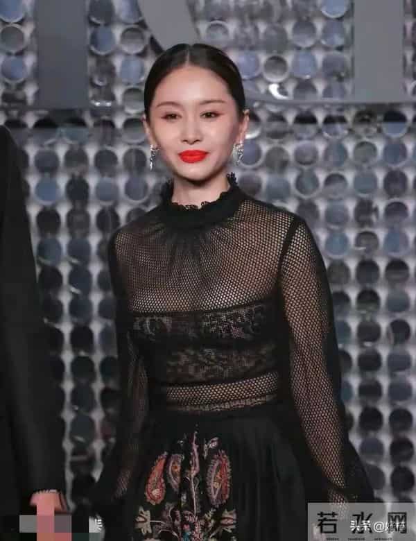 王子文真敢穿,蕾丝裙"半露不露"秀性感