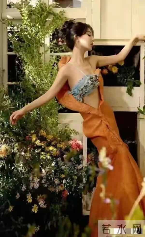 杨紫身材杀疯了！直角肩蜜腿腰惊呆网友