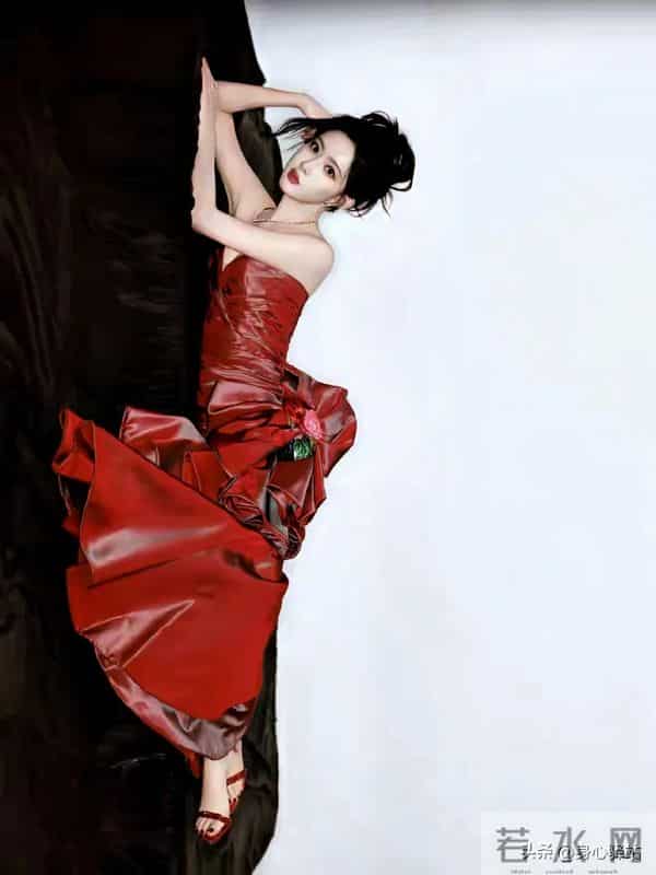 内娱顶级身材新标杆诞生孟子义抹胸造型刷屏这才叫性感的大大方方