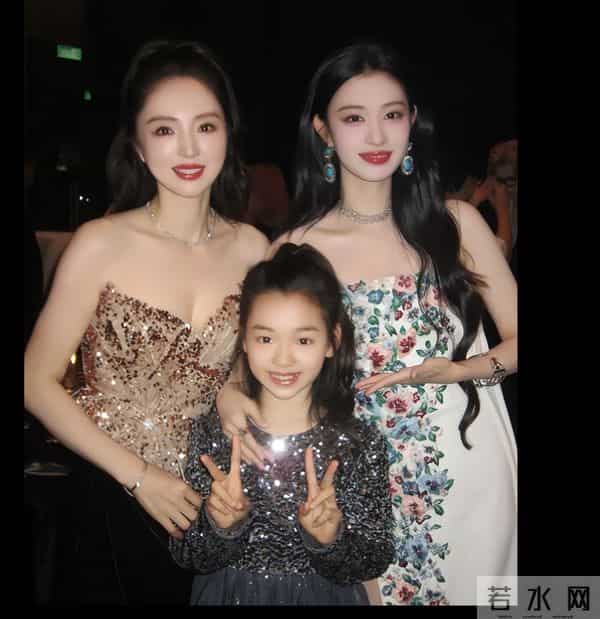 董璇跟杨幂梁洁沈月合影，张凌赫黄景瑜同框，小酒窝同步出席！