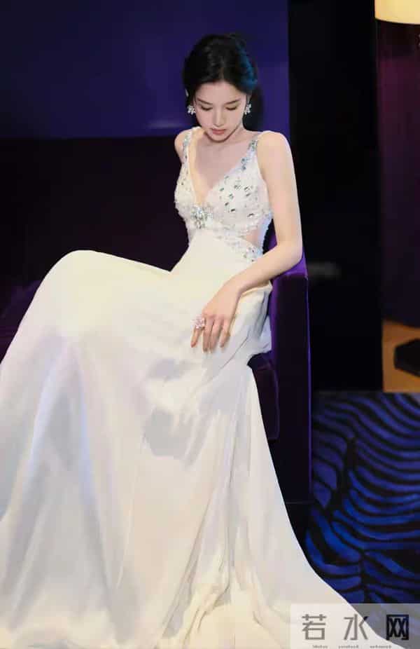 张婧仪 吊带深v连衣裙 性感美丽