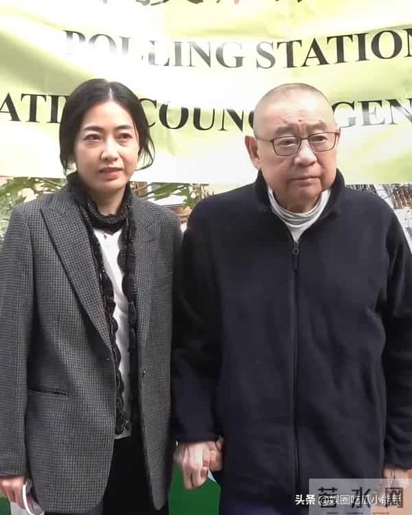 刘銮雄甘比出席活动，看起来像父女，甘比强颜欢笑似乎嫌弃刘銮雄